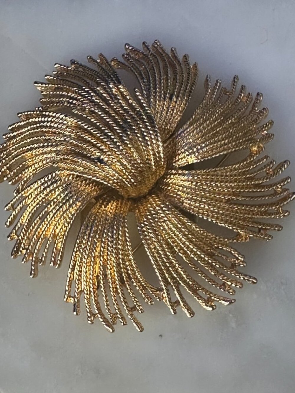 Vintage Monet Gold Tone Pinwheel Flower Brooch Signed Statement Pin - Picture 3 of 8